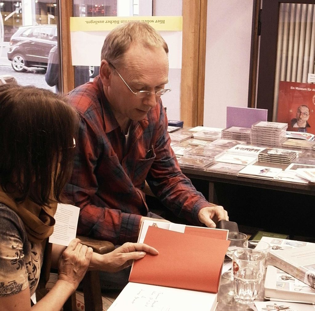 Thomas Brandt signiert sein Buch "Gedächtnis der Dinge" in Ulm.