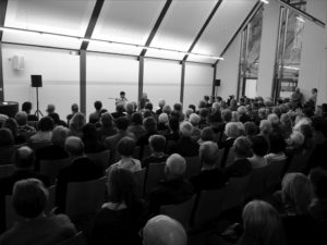 Volles Haus: Bis auf den letzten Platz war die Museumsgesellschaft zur Eröffnung der Literaturwoche Donau 2017 belegt. Foto: Kathrin Häckert