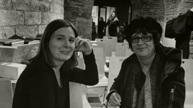 Die Autorinnen Silke Knäpper (rechts) und Silbylle Schleicher (links) im Gespräch
