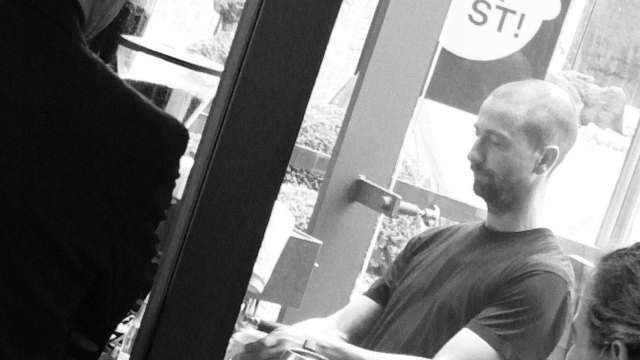 Kaffeeröster und Barista Axel Kley im Einsatz für die Literatur